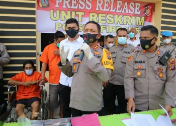 Kapolres Sergai, AKBP Robin Simatupang, didampingi Kasat Reskrim, Iptu Denny Indrawan Lubis, Kapolsek Firdaus, AKP Idham Halik, dan Kasubang Humas, AKP Sopian, saat memberikan keterangan kepada wartawan, Senin (24/5/2021).