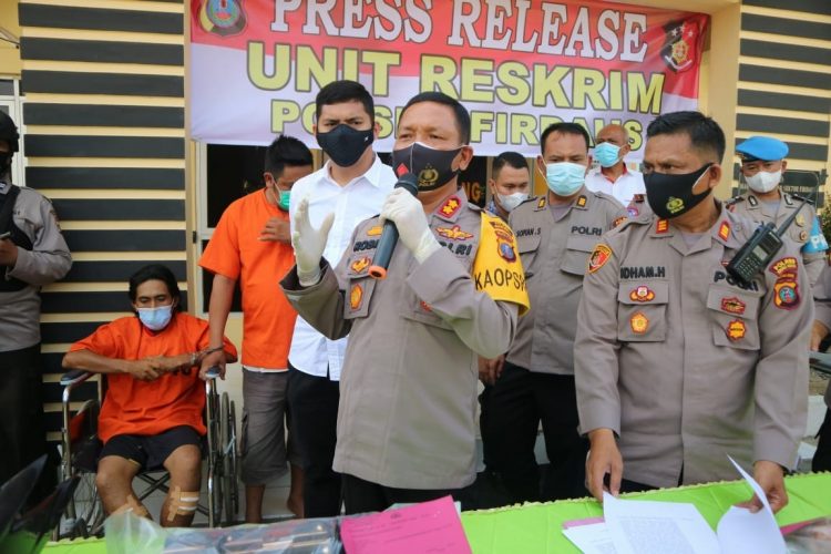 Kapolres Sergai, AKBP Robin Simatupang, didampingi Kasat Reskrim, Iptu Denny Indrawan Lubis, Kapolsek Firdaus, AKP Idham Halik, dan Kasubang Humas, AKP Sopian, saat memberikan keterangan kepada wartawan, Senin (24/5/2021).