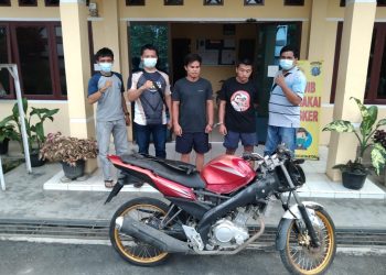 Foto kedua pelaku dan barang bukti yang diamankan Polisi.
