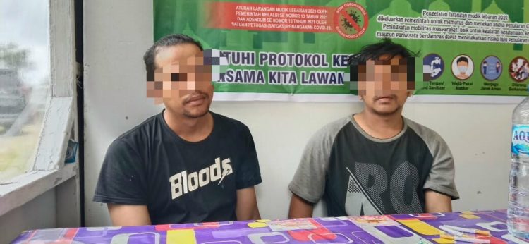 Foto kedua pelaku yang diamankan petugas.