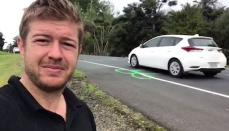 Geoff Upson menggambar alat kelamin pria di setiap jalan yang rusak di Auckland (Foto: Newstalk ZB)