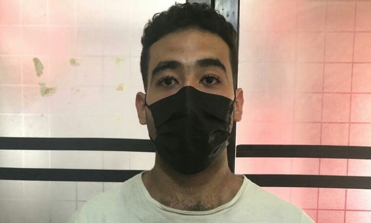Foto tersangka yang diamankan polisi karena bawa ganja.