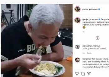 Gubernur Jateng Ganjar Pranowo makan mi seperti mengingatkan waktu indekos. (Foto IG Ganjar).