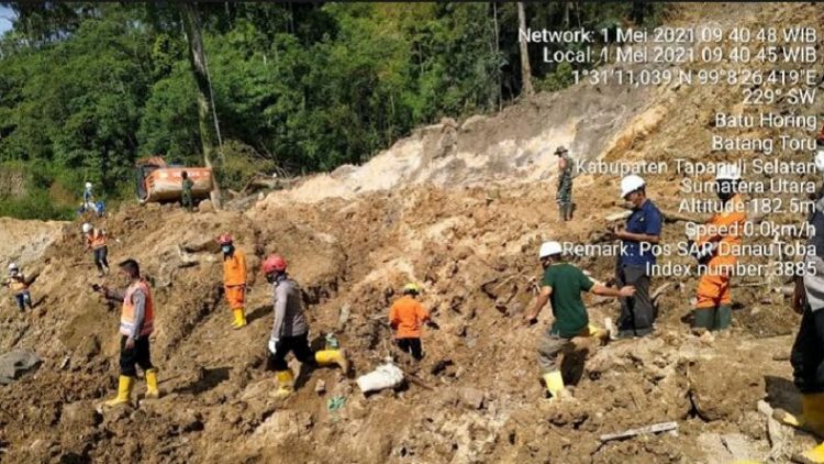 Petugas gabungan saat mencari korban longsor di areal PLTA Batangg Toru di Tapanuli Selatan. (Foto: Basarnas)