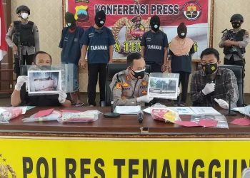 Kapolres Temanggung AKBP Benny Setyowadi memperlihatkan barang bukti dalam gelar kasus penemuan mayat anak yang diduga dibunuh kedua orang tuanya. (Istimewa)