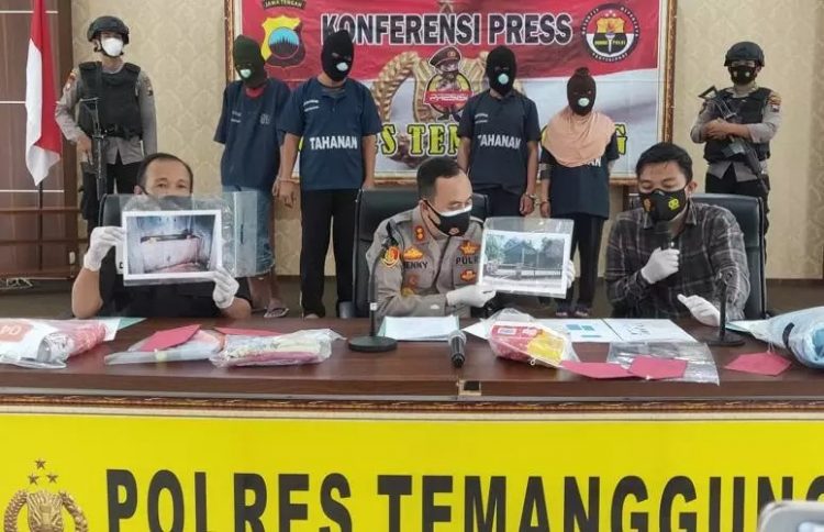Kapolres Temanggung AKBP Benny Setyowadi memperlihatkan barang bukti dalam gelar kasus penemuan mayat anak yang diduga dibunuh kedua orang tuanya. (Istimewa)