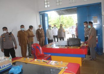 AKBP Robin Simatupang dan didampingi Ketua MUI Sergai, H. Hasful Huznain, menggerebek lokasi perjudian tembak ikan, di komplek Horas Desa Pon, Kecamatan Sei Bamban, Sergai, Senin (31/5/2021) sore tadi, sekira pukul 14:30 WIB.