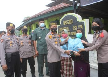 AKBP Robin Simatupang SH MHum, membagikan sembako kepada masyarakat yang terdampak pandemi Covid-19, di halaman Masjid Baihatul Islam, Dusun XIV Desa Firdaus, Kecamatan Sei Rampah, Jumat (07/05/2021) siang.