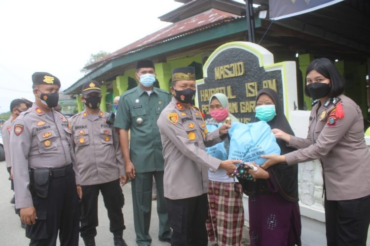 AKBP Robin Simatupang SH MHum, membagikan sembako kepada masyarakat yang terdampak pandemi Covid-19, di halaman Masjid Baihatul Islam, Dusun XIV Desa Firdaus, Kecamatan Sei Rampah, Jumat (07/05/2021) siang.