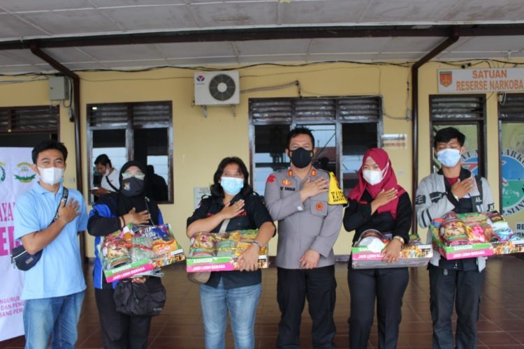 Perwakilan jurnalis saat foto bersama , Kapolres Pematangsiantar, AKBP Boy Sutan Binanga Siregar, S.I.K usai menerima bingkisan lebaran.