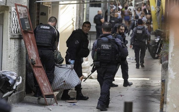 Penggerebekan kampung narkoba di Jacarezinho, Kota Rio de Jeneiro, Brasil. (Foto: Reuters)