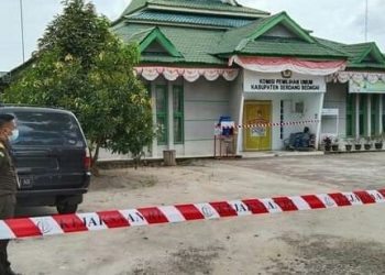 Kantor KPUD Sergai terpantau disegel pihak Kejari Sergai.