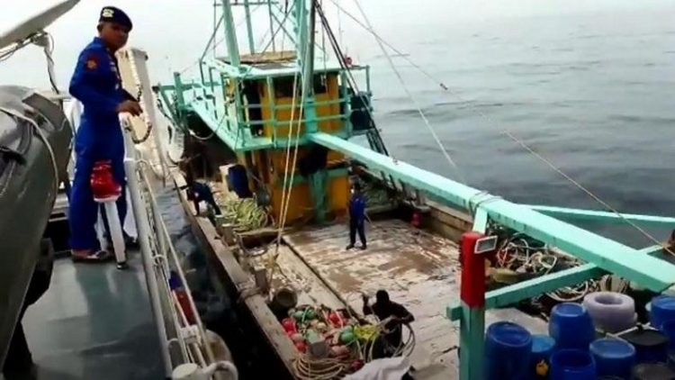 Kapal asing yang diamankan patroli Baharkam Mabes Polri di Selat Malaka karen mencuri ikan di perairan Indonesia. (foto: iNews/Yudha Bahar)