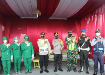 Foto bersama Kapolda Sumut, Irjen Pol.Drs.R.Z. Panca Putra Simanjuntak, saat mengecek Pos Pam V, Jalan Parapat Simpang Dua, Kelurahan Nagahuta, Kecamatan Siantar Marimbun, Kota Pematangsiantar, Minggu (9/5/2021).