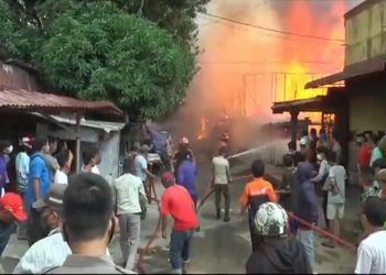 Permukiman penduduk di Jalan Perintis Kemerdekaan, Kelurahan Pasar Belakang, Kecamatan Sibolga Kota, Senin (3/5/2021) sore terbakar. (Foto : iNews/Raymond)