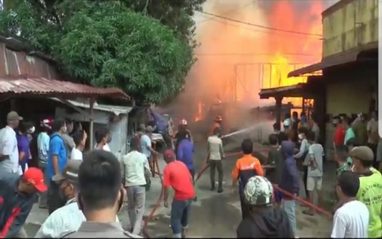 Permukiman penduduk di Jalan Perintis Kemerdekaan, Kelurahan Pasar Belakang, Kecamatan Sibolga Kota, Senin (3/5/2021) sore terbakar. (Foto : iNews/Raymond)