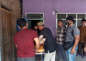 Mayat korban saat dievakuasi petugas dibantu warga.