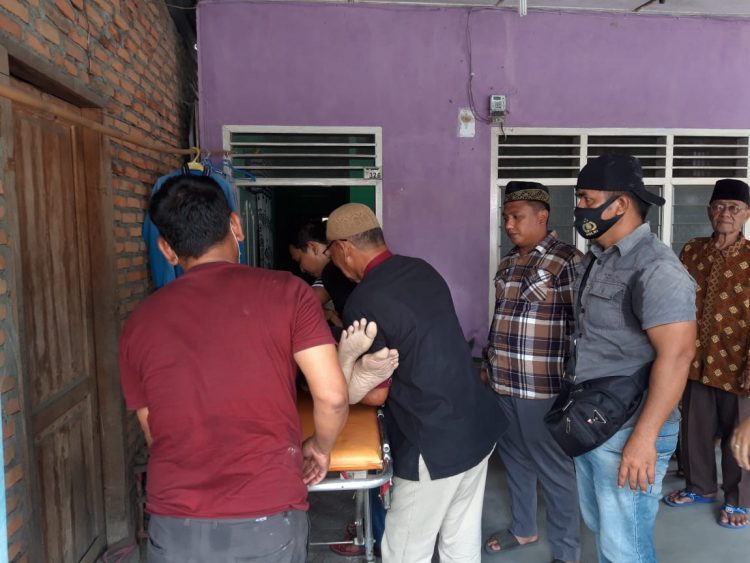 Mayat korban saat dievakuasi petugas dibantu warga.