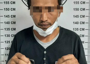 Foto pelaku memegang barang bukti sabu.