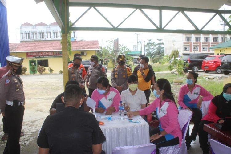 Kapolres Sergai, bersama romobongan saat pantau pelaksanaan vaksin massal tahap II kepada lanjut usia (Lansia), Jumat (07/05/2021), di halaman kantor Dinas Satpol PP.