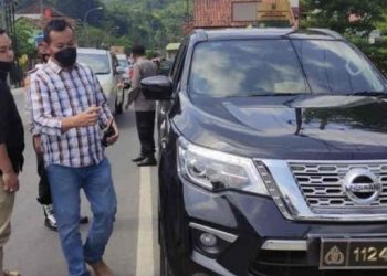 Petugas saat menghentikan kendaraan yang menggunakan pelat dinas Kepolisian palsu [Humas Polres Majalengka via ANTARA/HO].