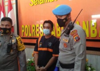 Tersangka PSB alias Ibas (tengah) pelaku tindak pidana penganiayaan. (ANTARA/Kurnia Hamdani)