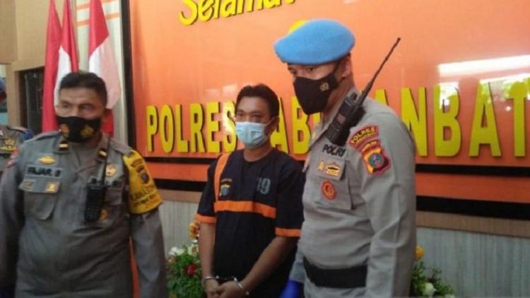 Tersangka PSB alias Ibas (tengah) pelaku tindak pidana penganiayaan. (ANTARA/Kurnia Hamdani)