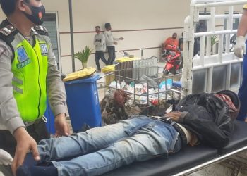 Foto mayat korban saat dievakuasi petugas kepolisian.