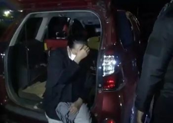Tim Samapta Polda Kalteng menangkap pasangan bukan suami-istri mesum di mobil di Palangka Raya, Minggu (2/5/2021) dini hari. (Foto: iNews/Ade Sata)