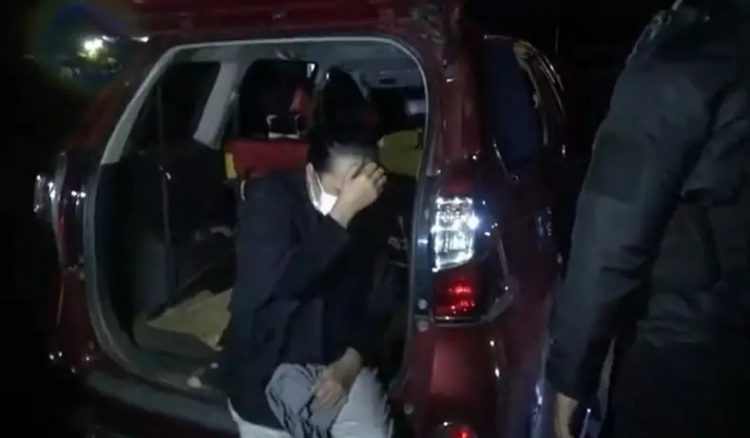 Tim Samapta Polda Kalteng menangkap pasangan bukan suami-istri mesum di mobil di Palangka Raya, Minggu (2/5/2021) dini hari. (Foto: iNews/Ade Sata)