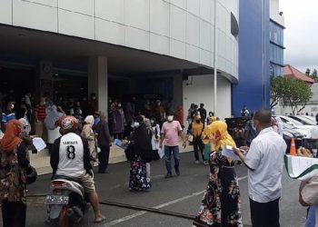Suasana kepanikan di RS M Djamil Padang saat gempa terjadi. (Jeka/detikcom)
