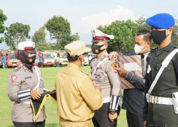 Wakil Bupati Simalungun menyempatkan tanda pita kepada perwakilan personil yang melaksanakan tugas pengamanan yakni Basat Lantas, Denpom 1/I Pematangsiantar, Dinas Perhubungan (Dishub) dan Satuan Polisi Pamong Praja (Satpol PP) sebagai pertanda dimulainya Ops Ketupat Toba 2021, di wilayah hukum Polres Simalungun.