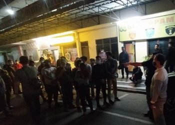 Pengunjung tempat hiburan malam dirazia petugas di Medan. (Foto: Antara).