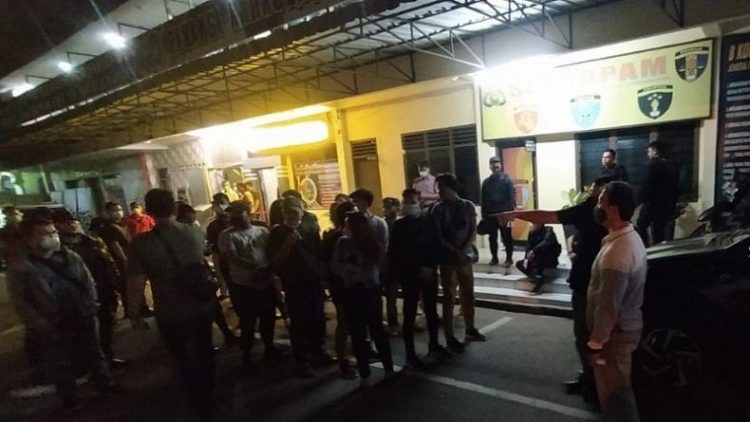Pengunjung tempat hiburan malam dirazia petugas di Medan. (Foto: Antara).