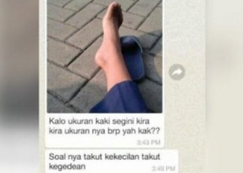 Pembeli minta penjual ukur kakinya lewat foto (Twitter/txtdarionlshop)
