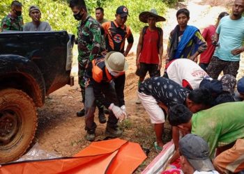 Petugas dibantu warga melakukan upaya evakuasi korban dalam peristiwa longsor tambang emas di Kimbahan Nagari Abai, Kecamatan Sangir Batang Hari, Kabupaten Solok Selatan, Sumatera Barat, Senin (10/5/2021). (Foto: Dok. BNPB).