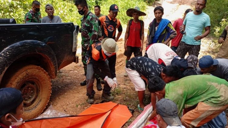 Petugas dibantu warga melakukan upaya evakuasi korban dalam peristiwa longsor tambang emas di Kimbahan Nagari Abai, Kecamatan Sangir Batang Hari, Kabupaten Solok Selatan, Sumatera Barat, Senin (10/5/2021). (Foto: Dok. BNPB).