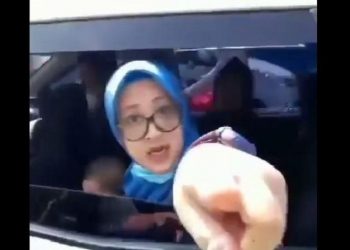 Tangkapan layar seorang perempuan memaki polisi karena mobilnya diputar balik. (Instagram)