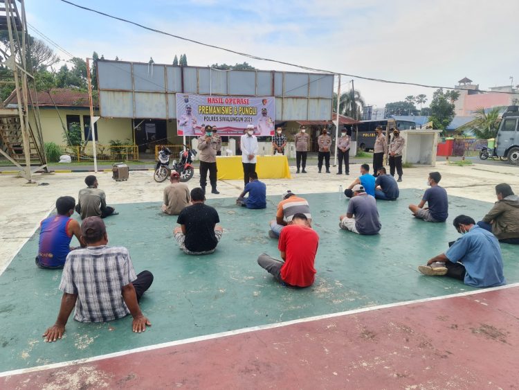 Kapolres Simalungun dan Polsek sejajaran melakukan operasi anti premanisme dan pungutan liar (Pungli), di wilayah Kabupaten Simalungun dan berhasil mengamankan 15 orang pelaku pungli, dari beberapa lokasi, Sabtu (12/6/2021) pagi tadi.