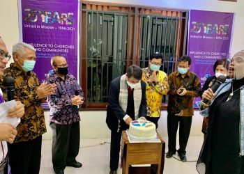 Moderator UEM Asia, Pdt Willem TP Simarmata saat memotong kue syukuran 25 Tahun Internasionalisasi UEM.