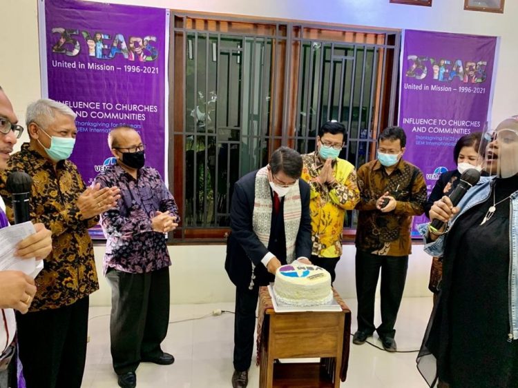 Moderator UEM Asia, Pdt Willem TP Simarmata saat memotong kue syukuran 25 Tahun Internasionalisasi UEM.