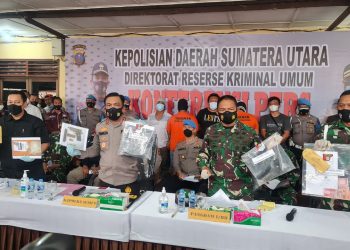 Kapolda Sumatera Utara, Irjen. Pol. Drs. R. Z. Panca Putra S., M.Si., bersama Pangdam I/BB, Mayjen TNI Hassanudin SIP, MM saat memperlihatkan barang bukti kepada rekan media.