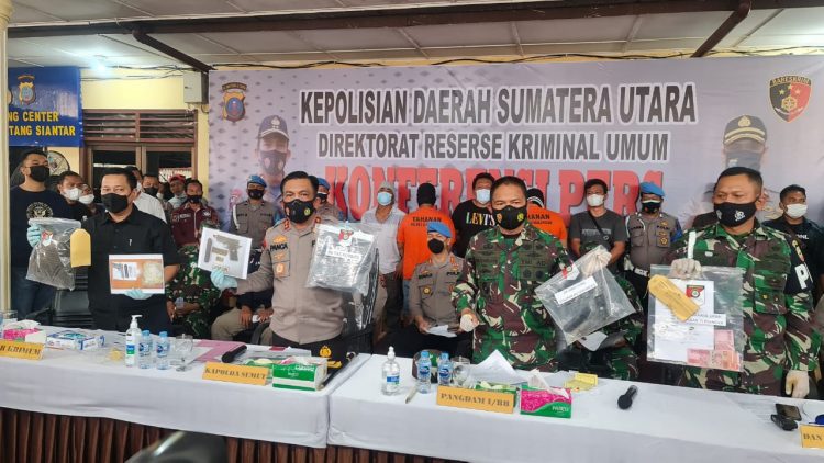 Kapolda Sumatera Utara, Irjen. Pol. Drs. R. Z. Panca Putra S., M.Si., bersama Pangdam I/BB, Mayjen TNI Hassanudin SIP, MM saat memperlihatkan barang bukti kepada rekan media.