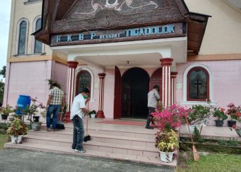 Sambut Hari Bhayangkara Ke - 75, Rumah Ibadah di Simalungun dibersihkan Polisi.
