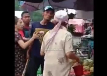 Aksi preman pasar aniaya pria tua (instagram.com/@medanheadlines.news)