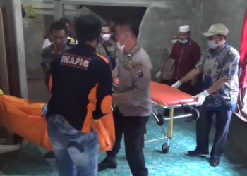 Korban Khairil Anwar saat dievakuasi petugas menuju RS Bhayangkara Medan. (Foto: iNews/Ulil Amri)