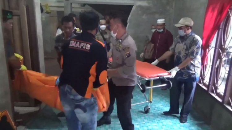Korban Khairil Anwar saat dievakuasi petugas menuju RS Bhayangkara Medan. (Foto: iNews/Ulil Amri)