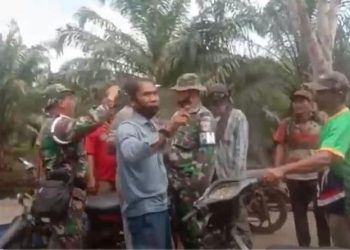 Tangkapan layar saat POM TNI AL Tanjungbalai Asahan bersitegang dengan preman penjaga kebun sawit. (Foto: iNews/Ulil Amri)