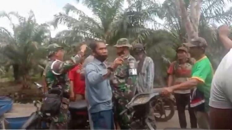 Tangkapan layar saat POM TNI AL Tanjungbalai Asahan bersitegang dengan preman penjaga kebun sawit. (Foto: iNews/Ulil Amri)