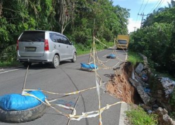 Lokasi titik Jalan Lintas Asahan-Tobasa yang ambles dan membahayakan pengguna kendaraan. (Foto: MPI/Banda Haruddin Tanjung)